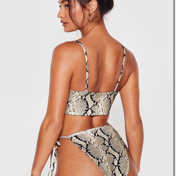 🦋2/$22 NWT Nasty Gal snake print cut out triangle bikini top - Picture 3 of 5